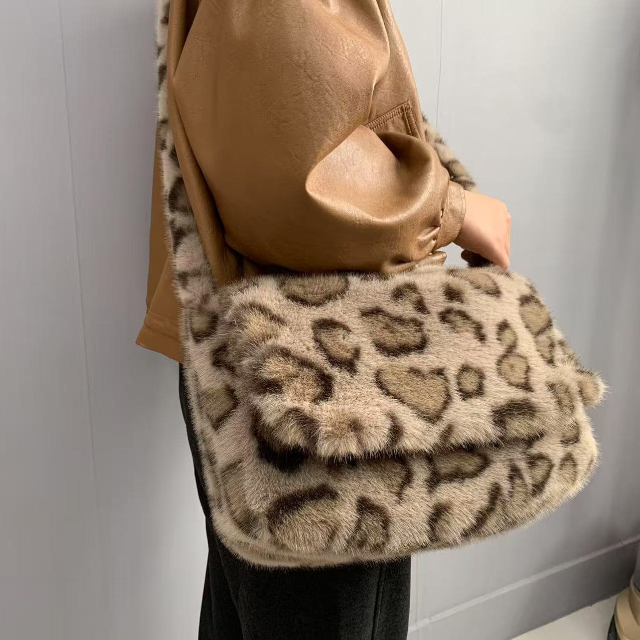 2026 New Leopard Print Plush Crossbody Bag Women's Korean Version Fashionable Faux Fur Large Capacity Shoulder Bag Flap Trend - Light Brown Leopard Print