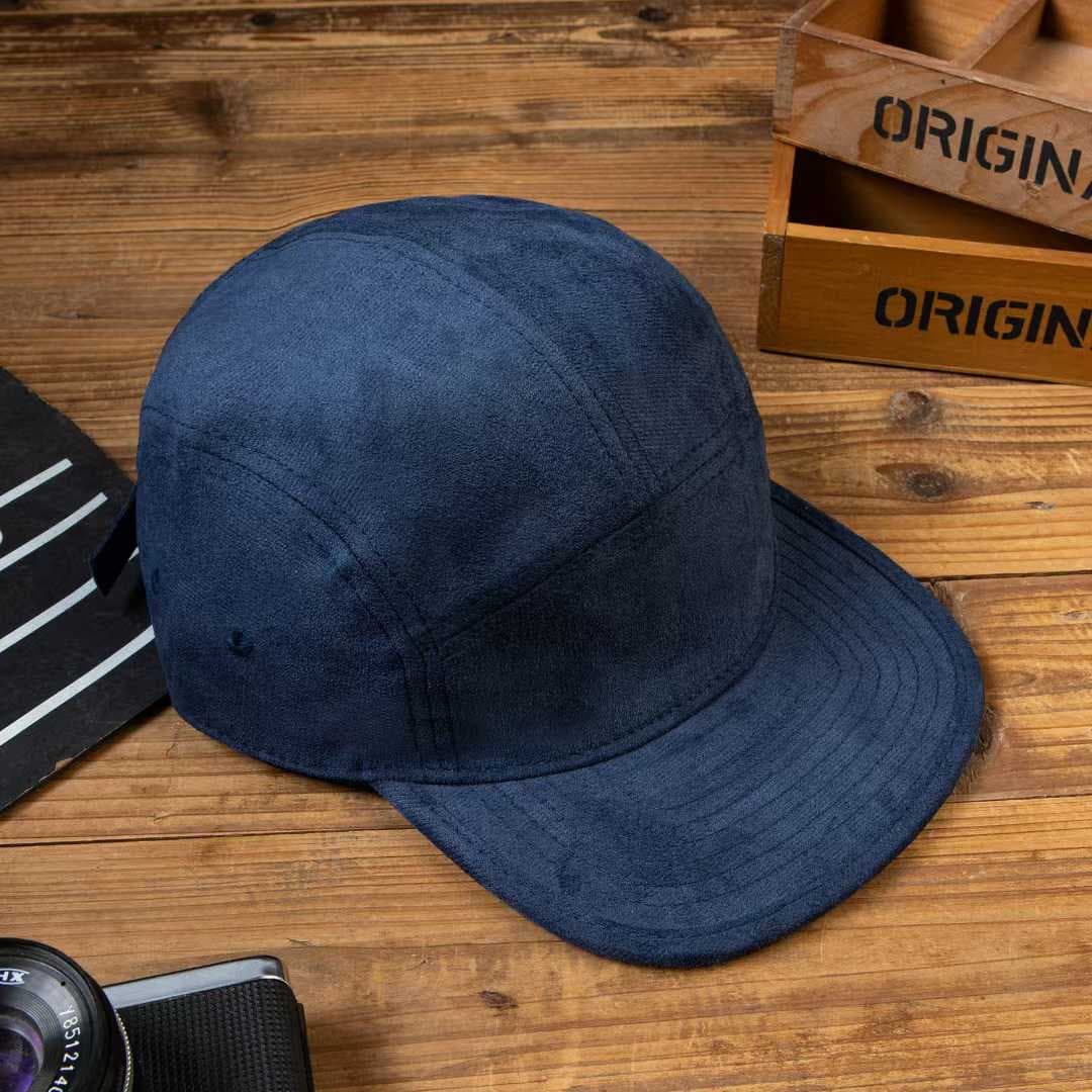 New Men's And Women's Solid-color Soft-top Stylish Casual Short-brim Baseball Caps For Couples To Go Out And Have Fun Together.