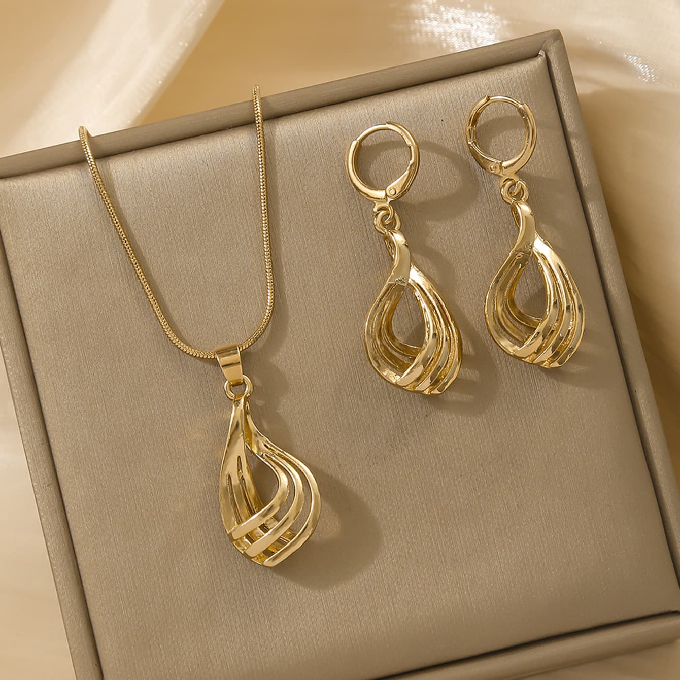 Women's Creative Round Heart-Shaped Pendant Necklace
