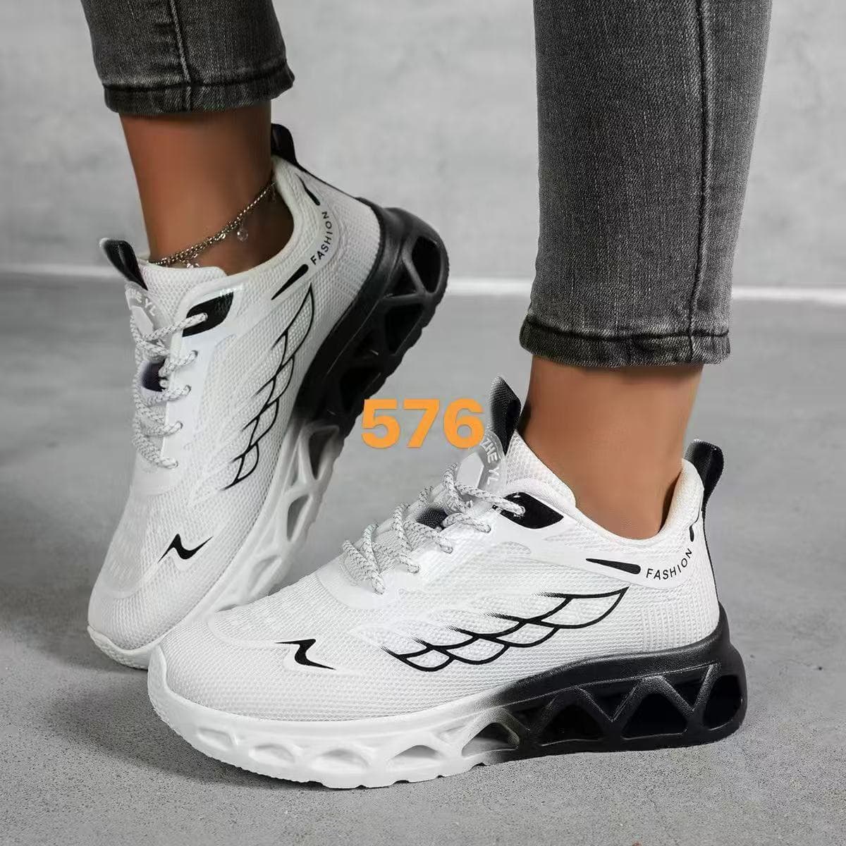 Best-selling Lightweight Cushioned Dad Sneaker With A Breathable Mesh Upper