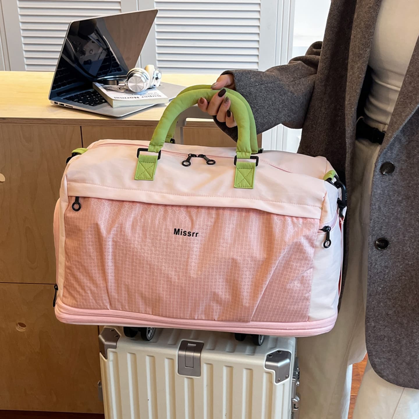 Large-capacity Carry-on Travel Bag For Short Trips Also Suitable As A Sports And Gym Bag