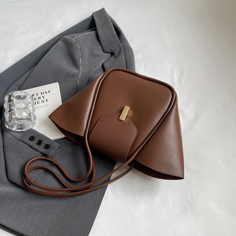 Large-Capacity Simple Versatile Commuter Shoulder Bag