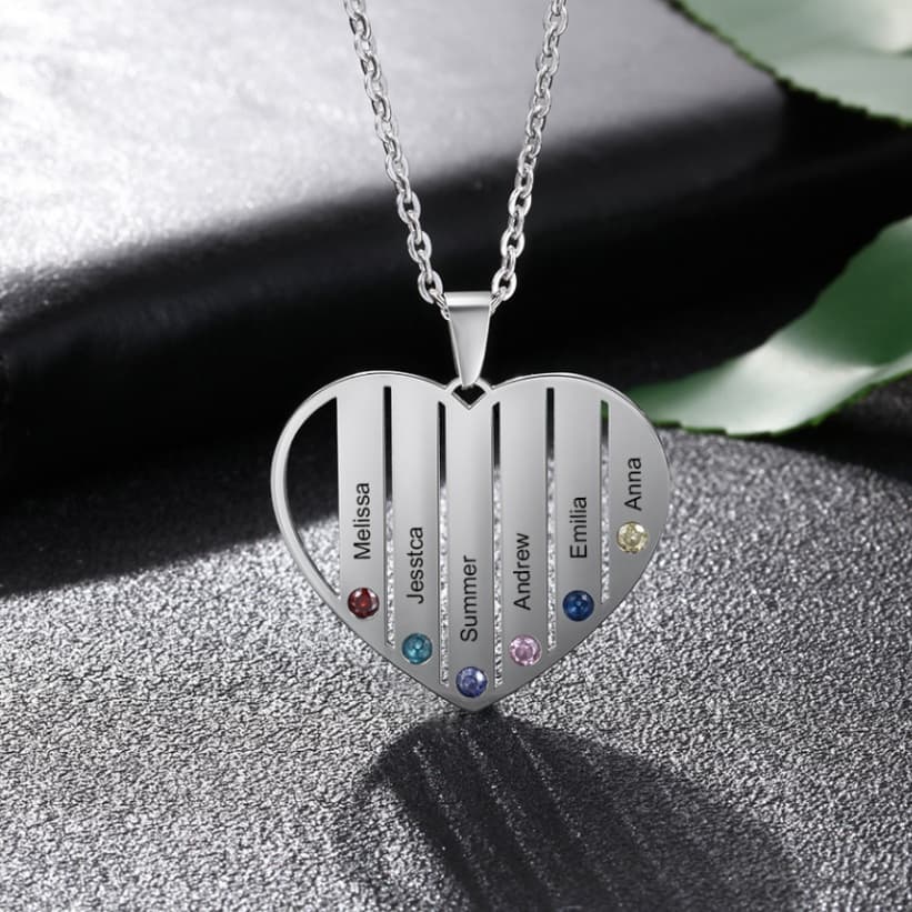 A Personalized Hollowed-out Heart-shaped Diamond Necklace With 4 Diamonds That Can Be Engraved