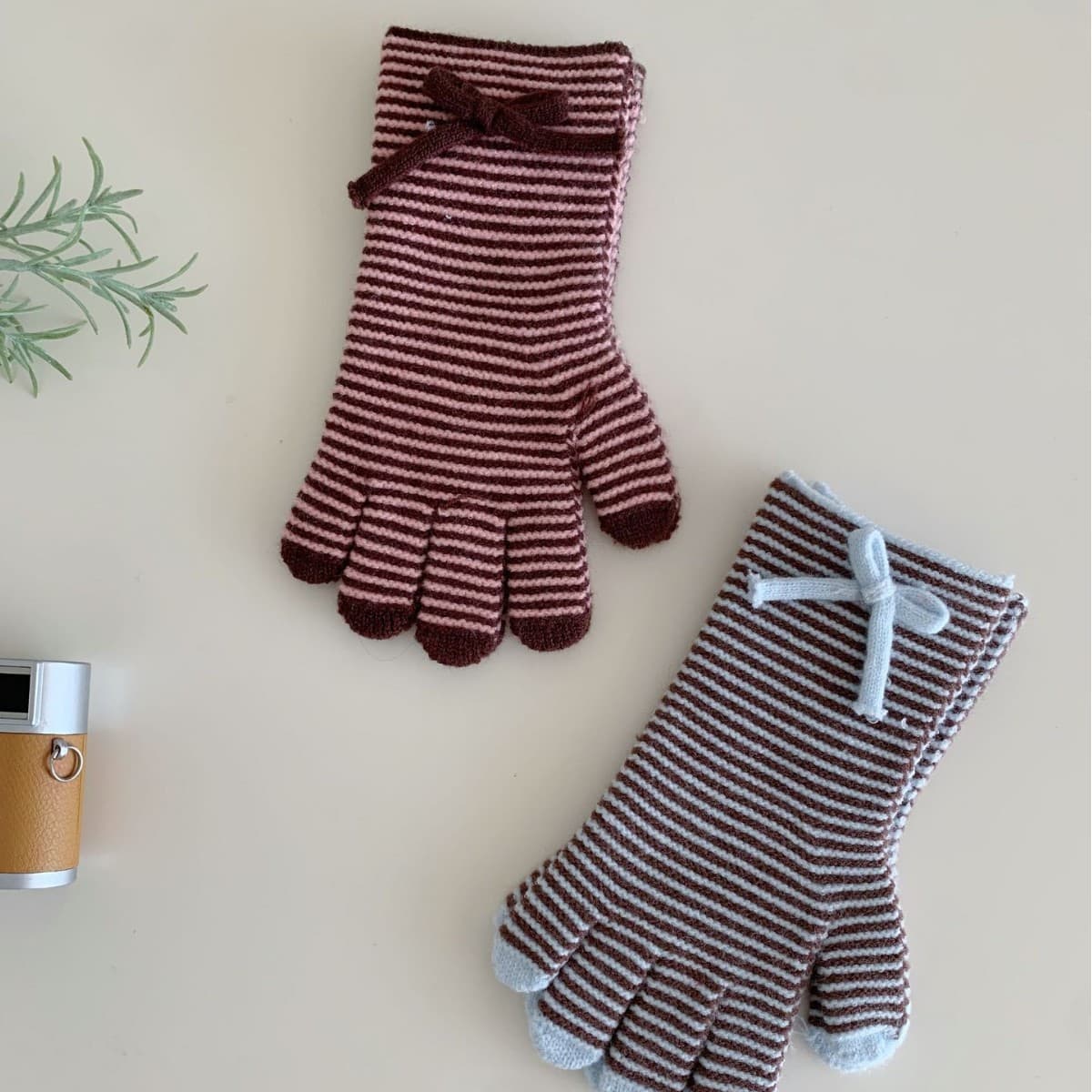 Knitted Wool Gloves With Touchscreen-compatible Fingertips And A Bow Detail