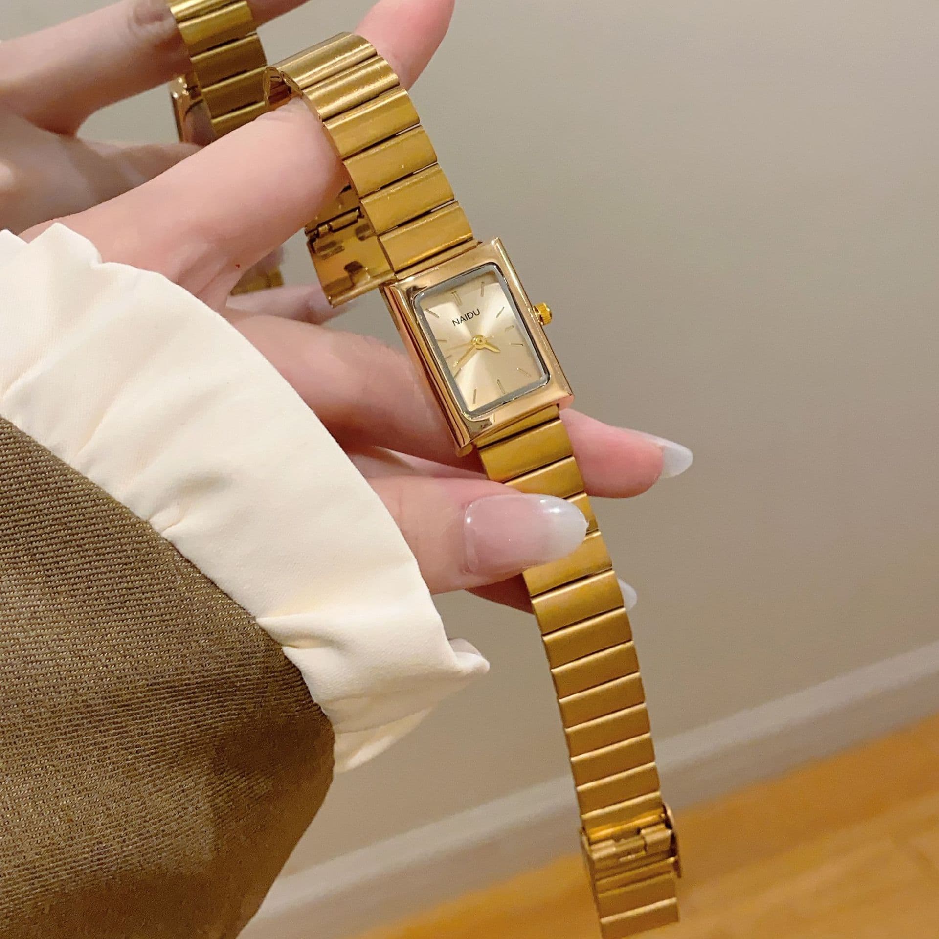 Minimalist 3D Instagram-style Womens Quartz Wristwatch